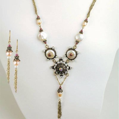 Charming Victorian Design Necklace & Earrings Jewelry Set